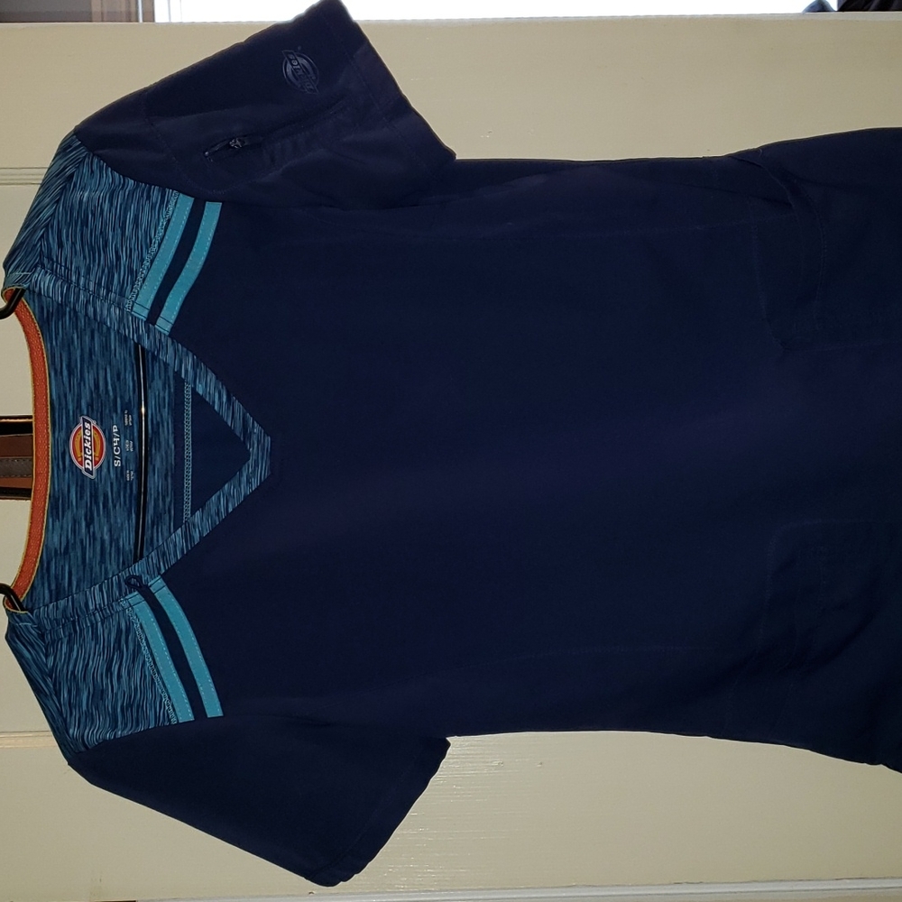 Dickies flex scrubs. Size small. Bottoms are joggers.
